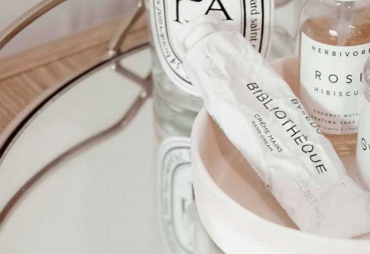 pair-of-earrings-on-tray-2872405